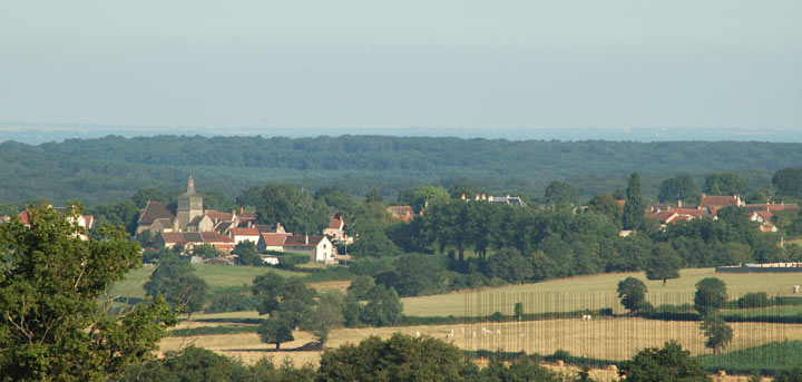 Le village du Brethon entre bocage et forêt